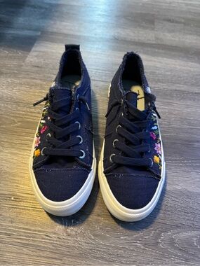 Blowfish Malibu Navy Floral Embroidered Canvas Sneakers Women's Size 7